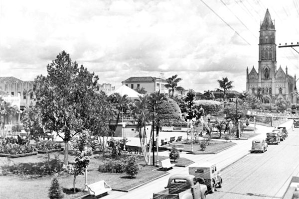 No clima do aniversário de Franca, destacamos hoje a colaboração do amigo Waldir Paludetto, que nos enviou esta foto lá dos anos 1950, mostrando a Praça N.S. da Conceição. Além da disposição dos jardins e bancos, o detalhe importante fica por conta dos ca